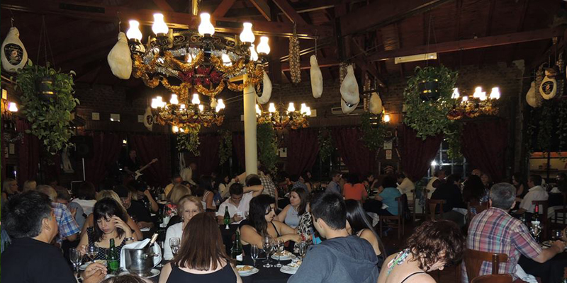 Amigos disfrutando de una deliciosa cena